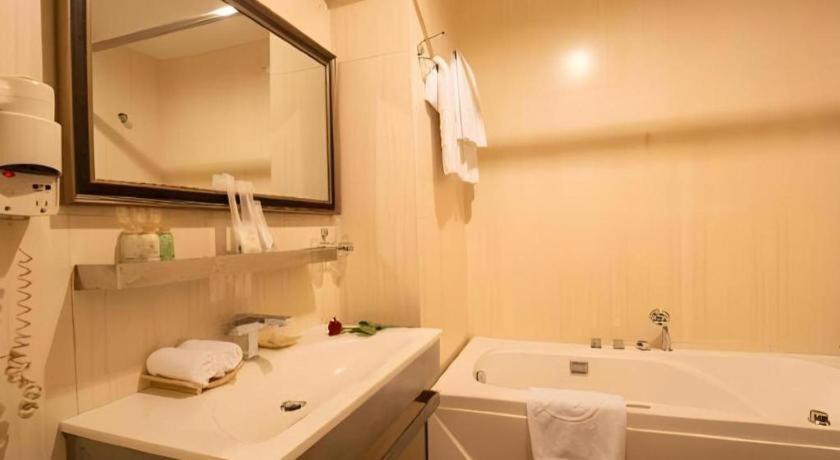 The White Hotel 8A Thai Van Lung Ho Chi Minh-stad Buitenkant foto